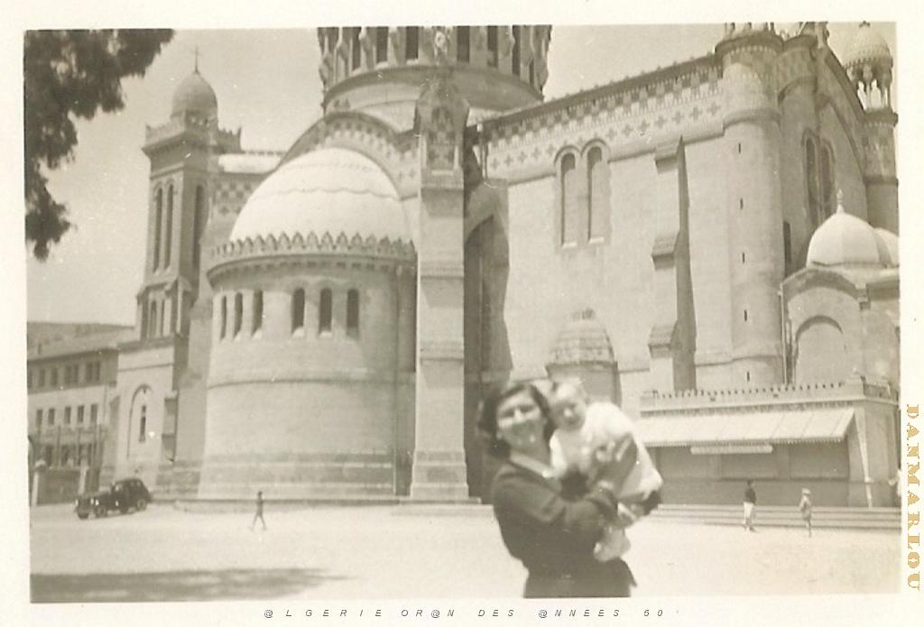 FAMILLE 005 ALGER 1947 DEVANT NOTRE DAME D AFRIQUE.jpg